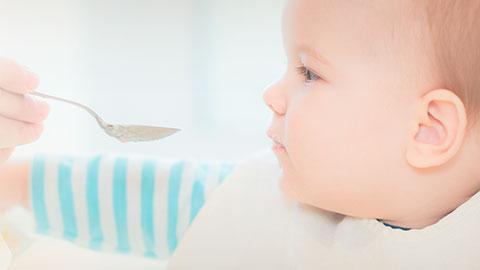 ¿Estás pensando ya en introducir alimentos sólidos a la dieta de tu bebé? ¿Estás pensando ya en introducir alimentos sólidos a la dieta de tu bebé?