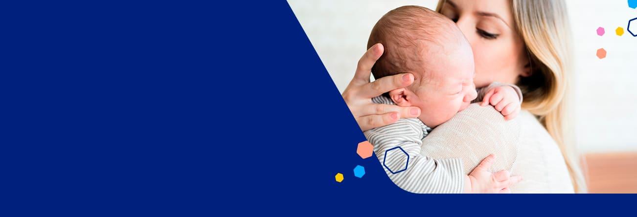Preguntas frecuentes sobre malestares gastrointestinales leves en bebés Mamá calmando a un bebé con cólicos