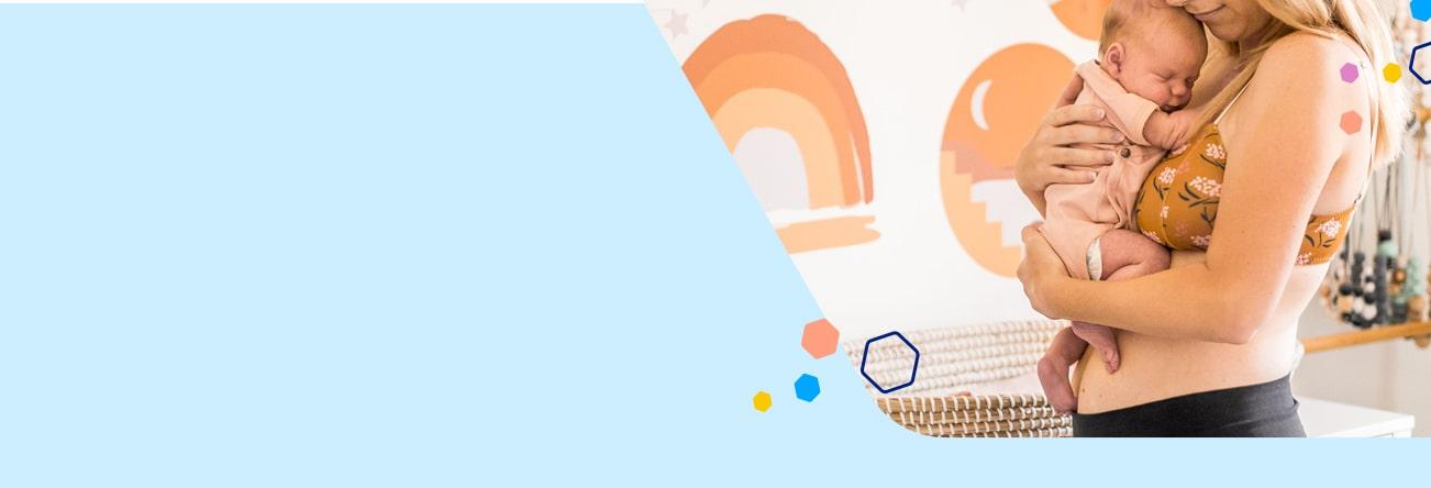 Mamá con cesárea cargando a su bebé