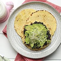 Tostadita de frijoles con lechuga